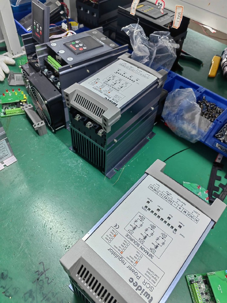 电力调整器的额定电压参数对其利用场景有何限度？